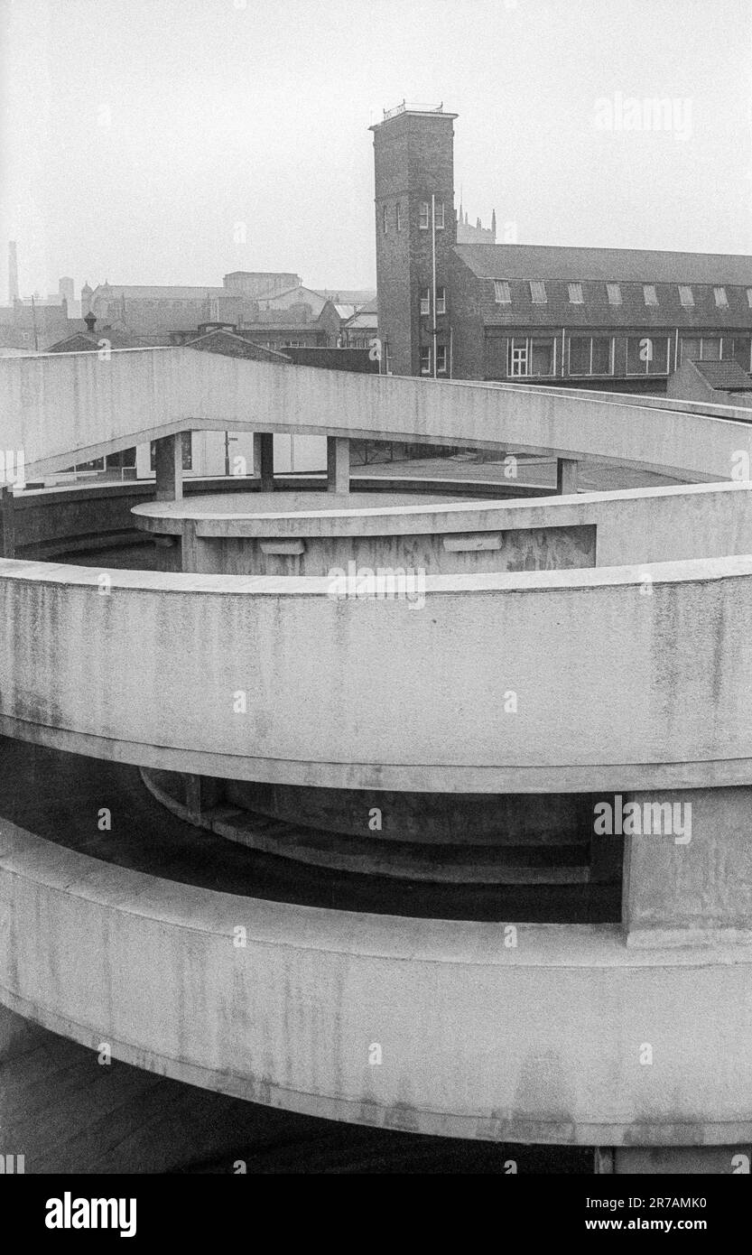 Archivio dei primi anni 1970s Fotografia della rampa a spirale che porta al parcheggio sul tetto (da quando demolito) a New Conduit Street, King's Lynn. La torre sullo sfondo (da quando è abbassata) si trova sul retro del vecchio grande magazzino di Jermyn {ora chiuso). Foto Stock