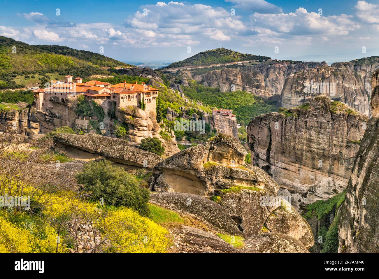 Moni Varlaam (monastero di Varlaam), Moni Agias Varvaras Rousanou (monastero di Roussanou) in lontananza, formazioni rocciose di Meteora, regione della Tessaglia, Grecia Foto Stock