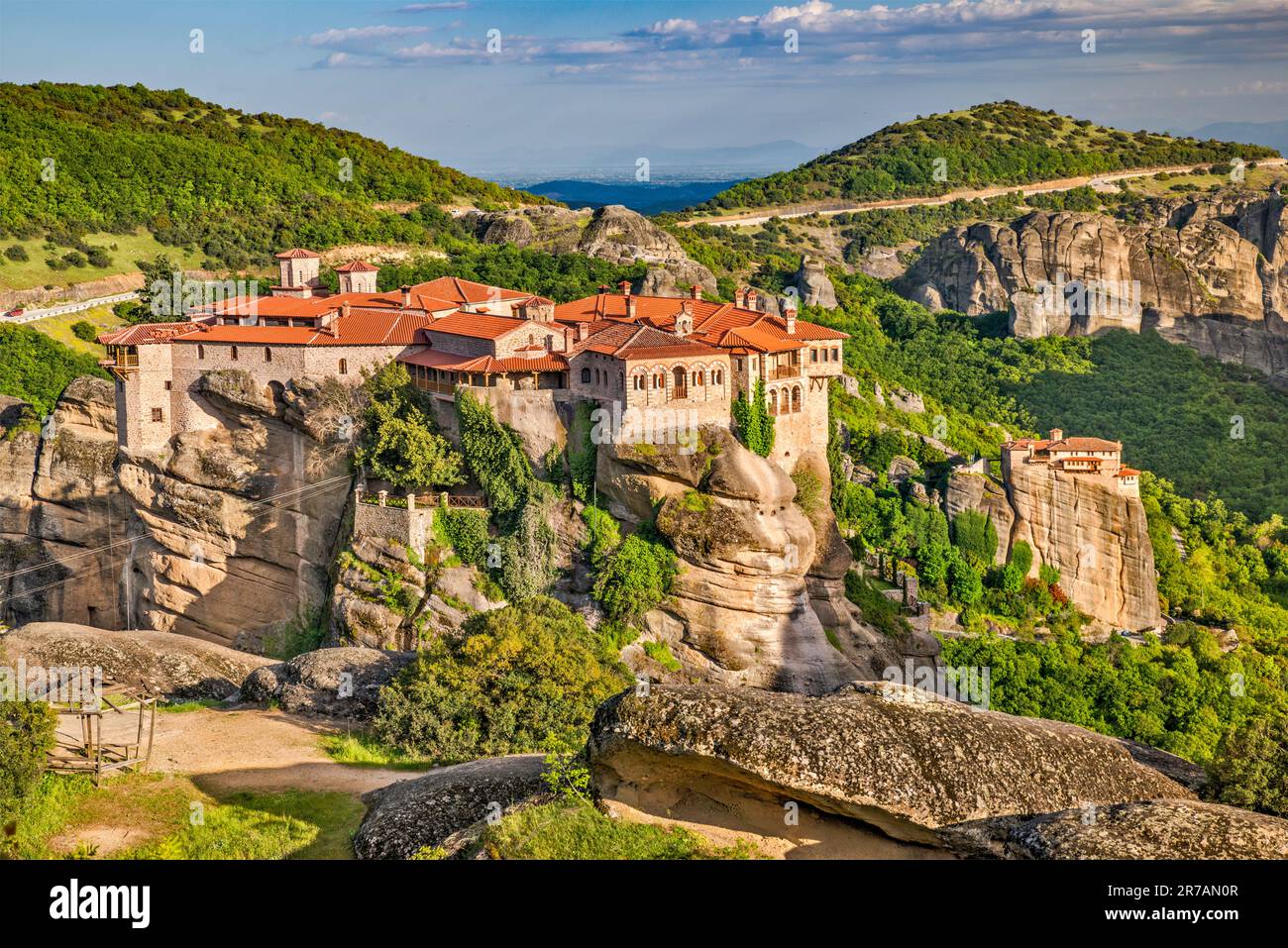 Moni Varlaam (Monastero di Varlaam), Moni Agias Varvaras Rousanou (Monastero di Roussanou) in dist, linea di fornitura a verricello a sinistra, Meteora, Grecia Foto Stock