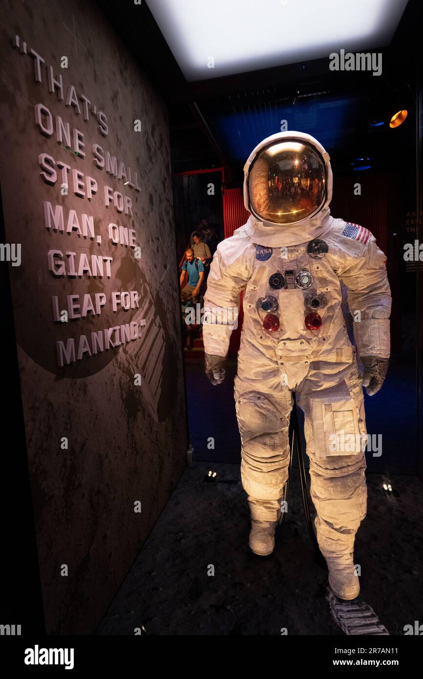 La tuta spaziale, Apollo 11, indossata dall'astronauta Neil Armstrong quando camminò sulla Luna. National Air and Space Museum. Washington DC USA . Foto Stock
