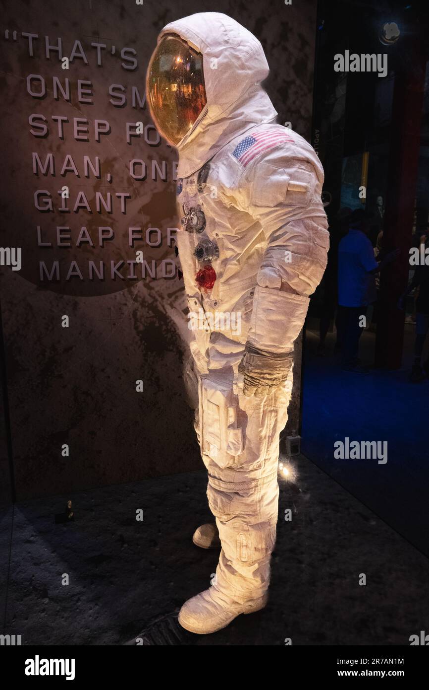 La tuta spaziale, Apollo 11, indossata dall'astronauta Neil Armstrong quando camminò sulla Luna. National Air and Space Museum. Washington DC USA . Foto Stock