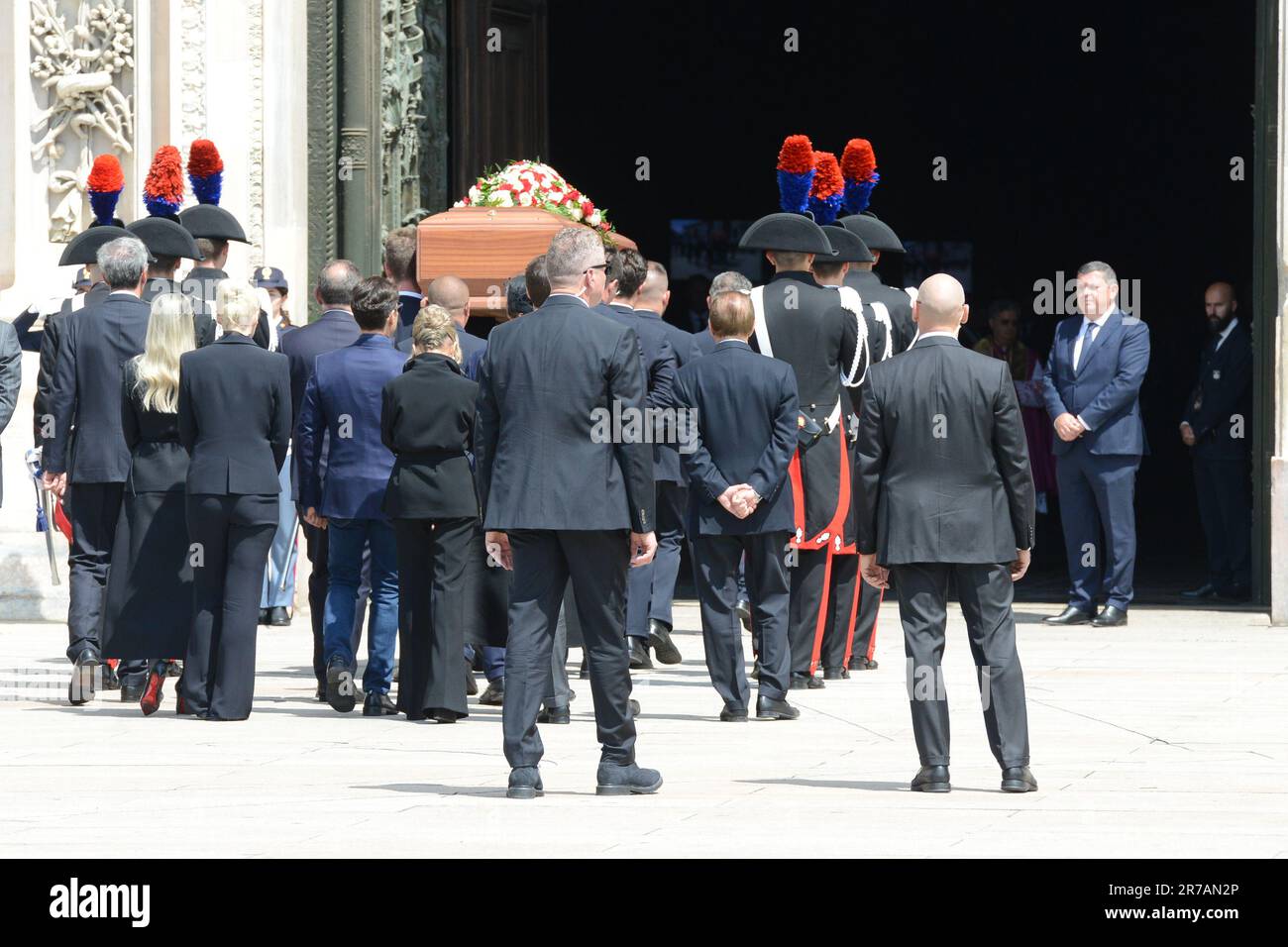 Milano, Italia. 14th giugno, 2023. Funerale statale di Silvio Berlusconi, arrivo della bara in Piazza Duomo Editoriale solo uso Credit: Agenzia indipendente per le foto/Alamy Live News Foto Stock