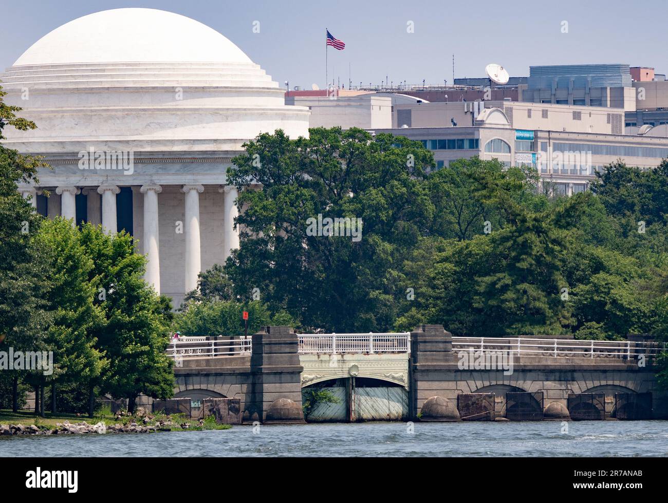 Thomas Jefferson Memorial, foto dal canale di Washington, Washington DC, USA. Immagine: Garyroberts/worldwidefeatures.com Foto Stock