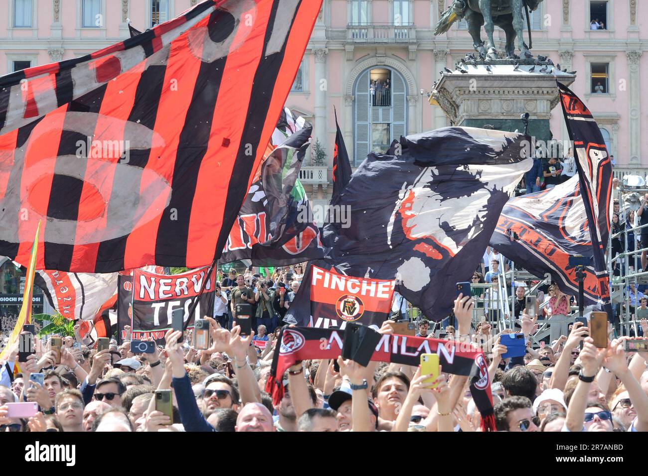 Milano, Italia. 14th giugno, 2023. Funerale statale di Silvio Berlusconi, arrivo della bara in Piazza Duomo Editoriale solo uso Credit: Agenzia indipendente per le foto/Alamy Live News Foto Stock