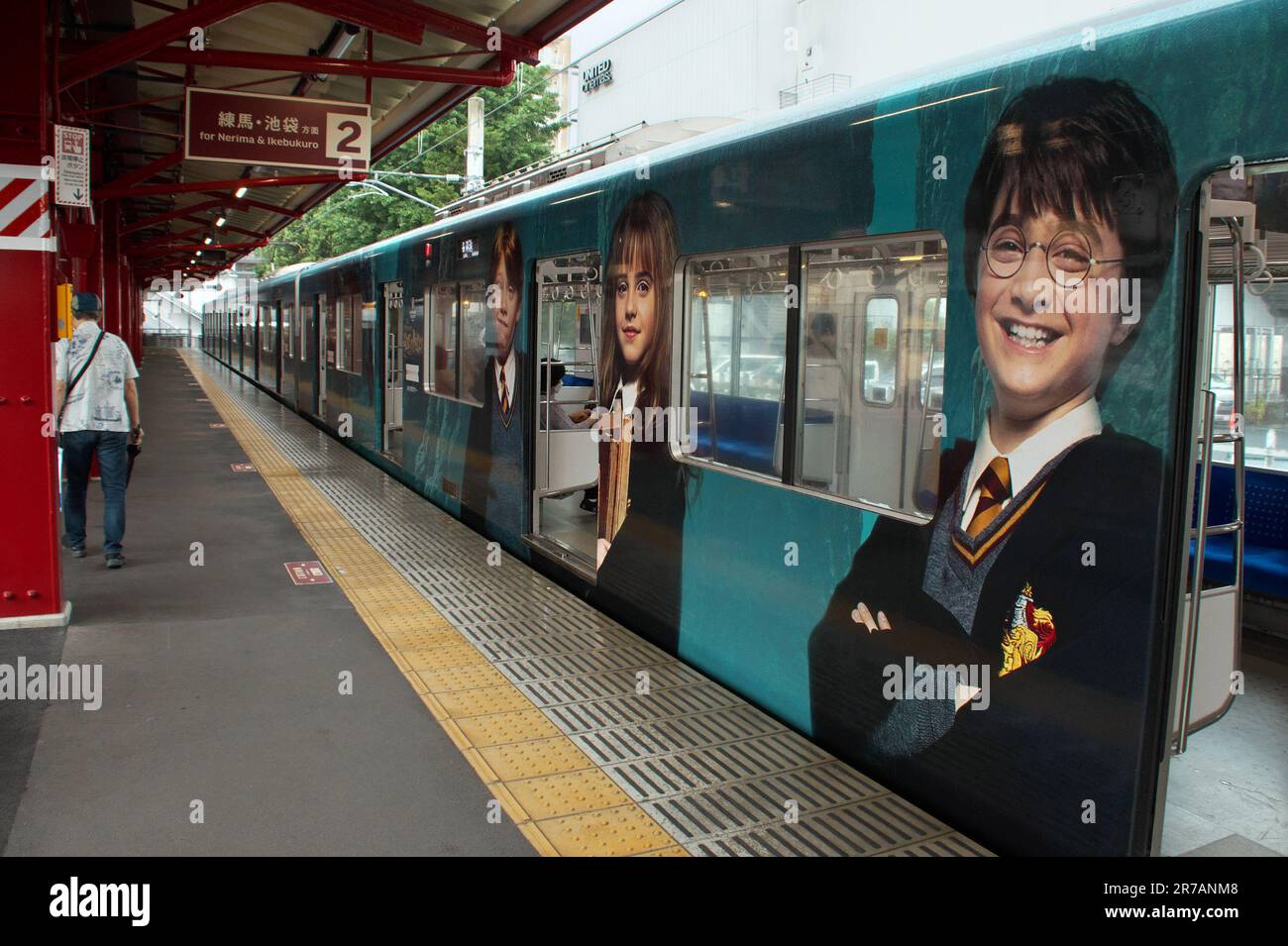 Tokyo, Giappone. 14th giugno, 2023. Il treno è visto avvolto con 'Warner Bros. Studio Tour Tokyo - The Making of Harry Potter' alla stazione di Toshimaen a Tokyo, Giappone, mercoledì 14 giugno 2023. Foto di Keizo Mori/UPI Credit: UPI/Alamy Live News Foto Stock