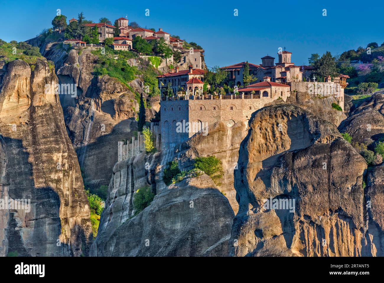 Moni Varlaam (Monastero di Varlaam), Megalo Meteorito (Monastero di Metamorfosi Sotiros) dietro, formazioni rocciose di Meteora, regione della Tessaglia, Grecia Foto Stock