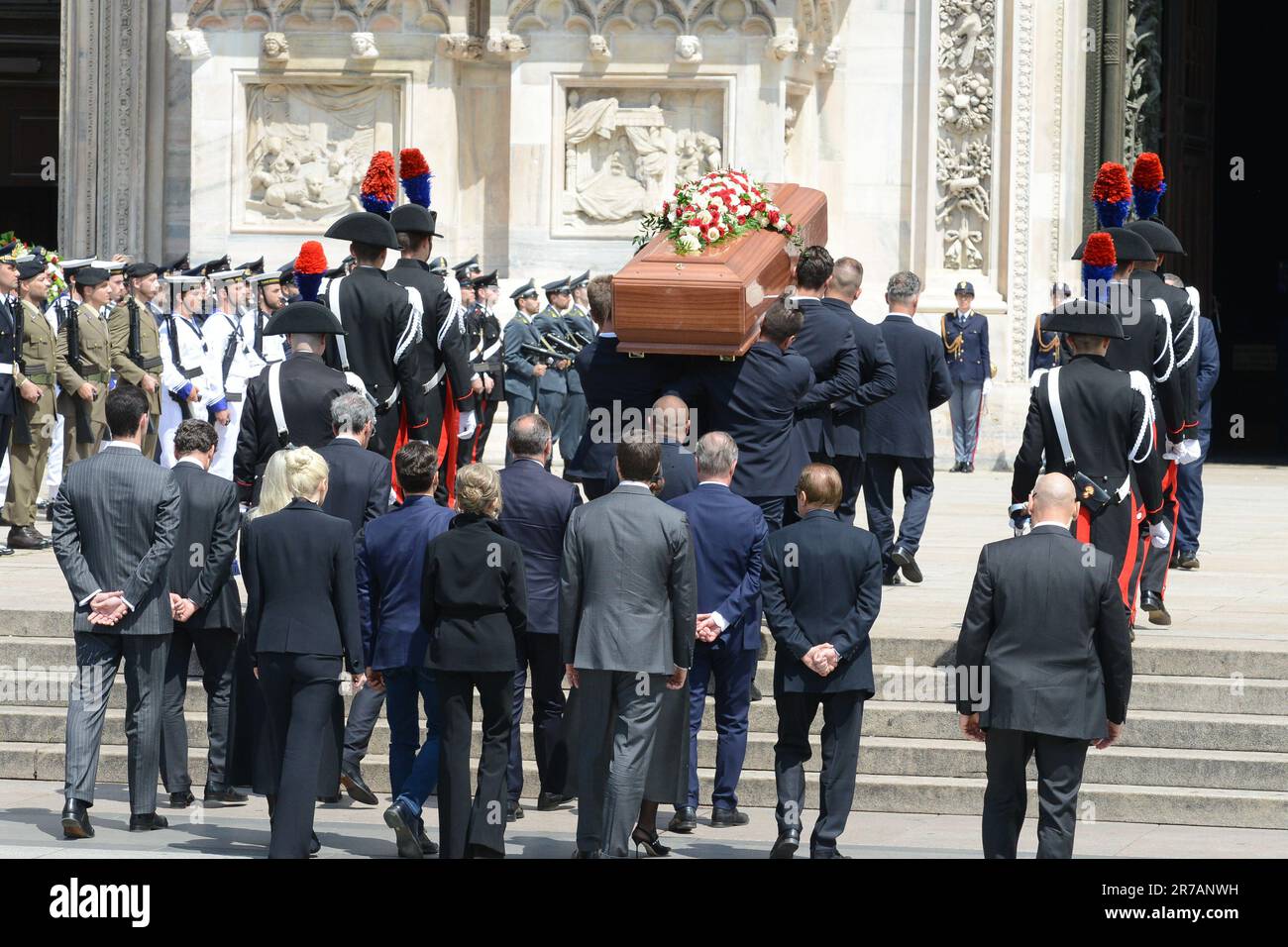 Milano, Italia. 14th giugno, 2023. Funerale statale di Silvio Berlusconi, arrivo della bara in Piazza Duomo Editoriale solo uso Credit: Agenzia indipendente per le foto/Alamy Live News Foto Stock