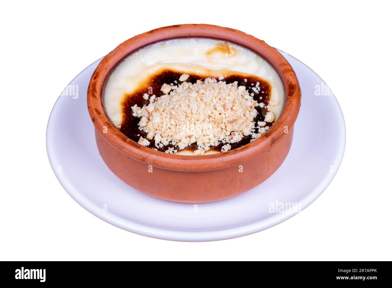 Budino di riso alle nocciole Dessert. Dessert al budino di riso preparato con latte e riso isolato su fondo bianco. Nome locale sutlac. primo piano Foto Stock