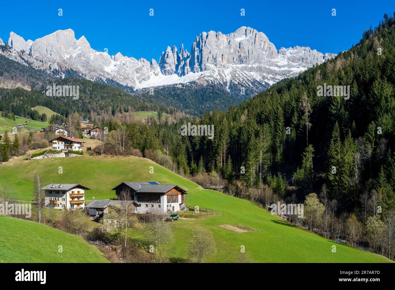 Vista panoramica sulla valle del Tierser con il massiccio del Rosengarten (Catinaccio) sullo sfondo, Dolomiti, Tires, Trentino-Alto Adige/Sud Tirolo, Italia Foto Stock