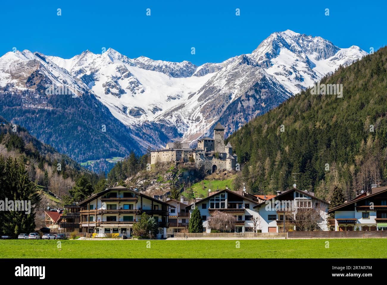 Castello medievale di Taufers con le Alpi innevate di Zillertall sullo sfondo, sabbia in Taufers-campo Tures, Trentino-Alto Adige/Sudtirol, Italia Foto Stock