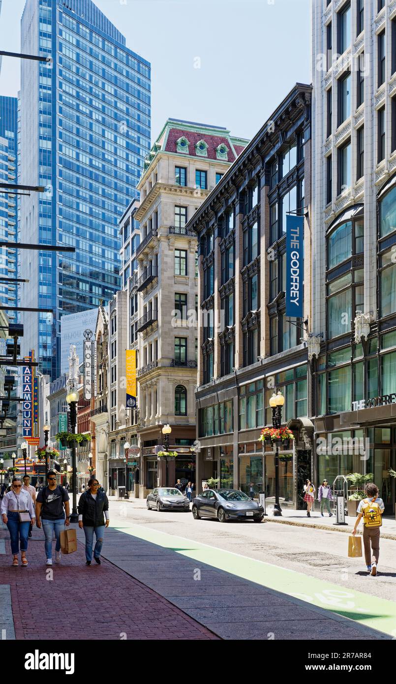 Un tetto di mansarda rossa colma il 10 West Street Residence Hall della Suffolk University, un complesso di condominio convertito sulla Washington Street di Boston. Foto Stock
