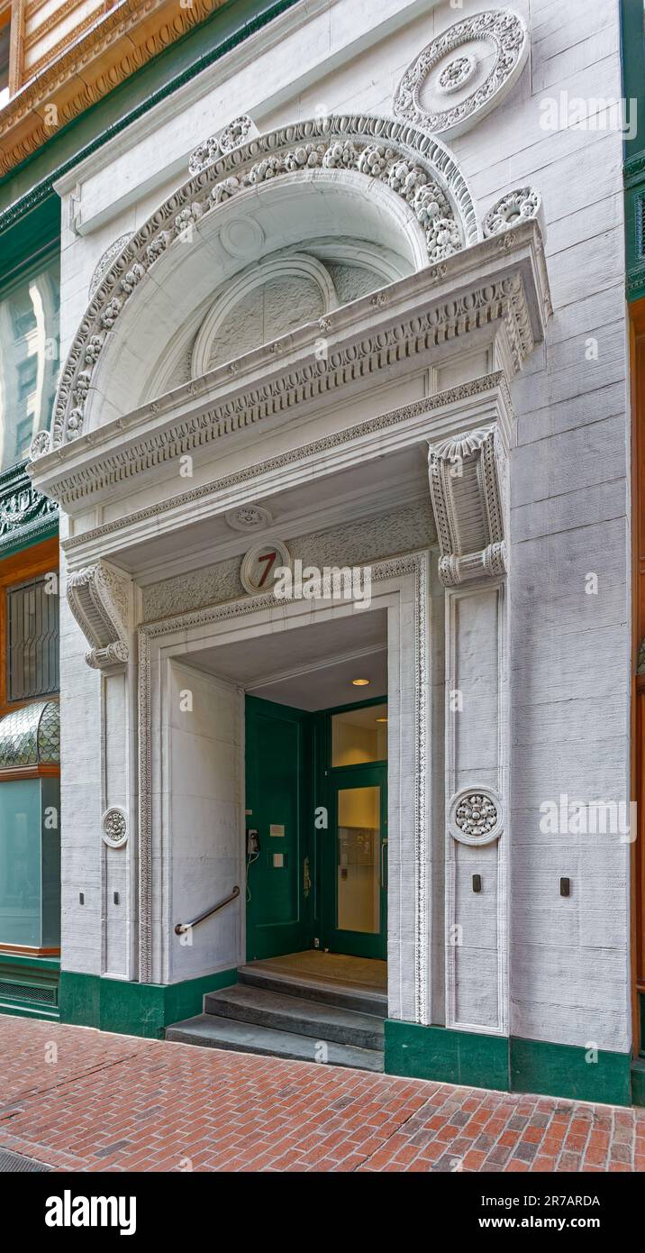 7 Water Street, noto anche come Winthrop Building, fu il primo edificio in acciaio di Boston. E' rivestito in mattoni e terracotta sopra una base di ghisa a due piani. Foto Stock