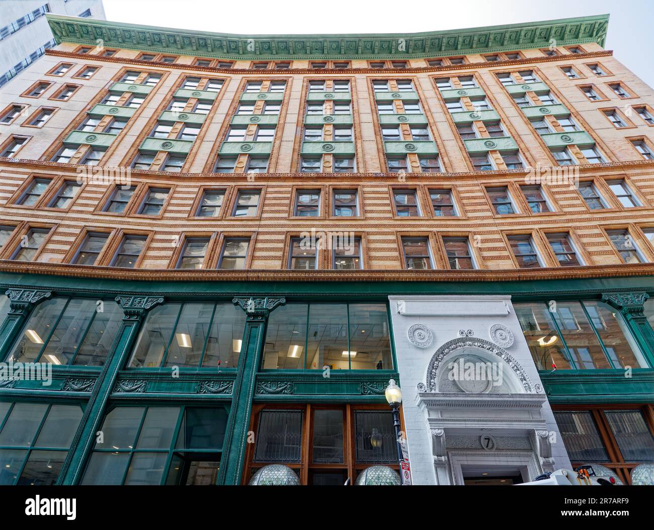 7 Water Street, noto anche come Winthrop Building, fu il primo edificio in acciaio di Boston. E' rivestito in mattoni e terracotta sopra una base di ghisa a due piani. Foto Stock
