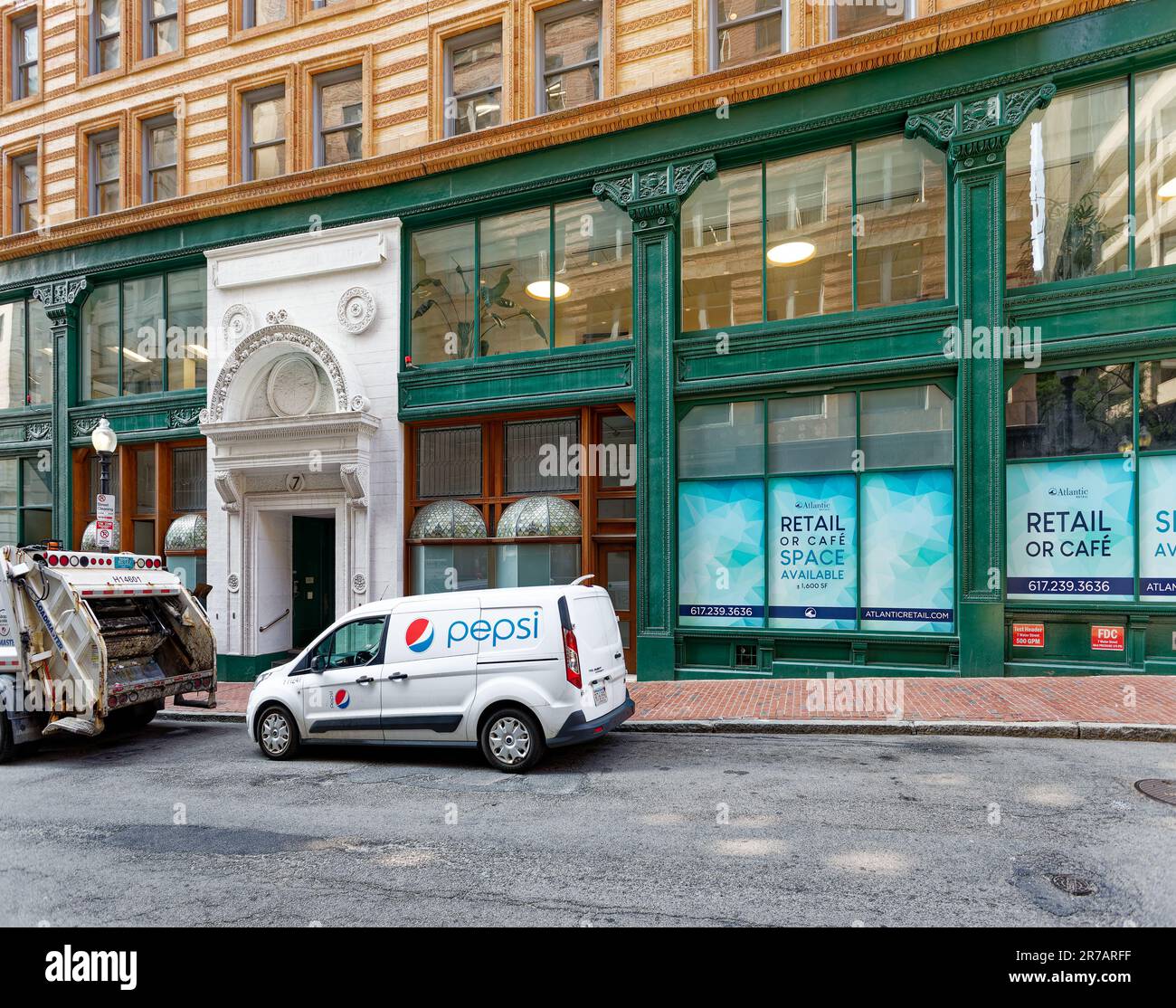 7 Water Street, noto anche come Winthrop Building, fu il primo edificio in acciaio di Boston. E' rivestito in mattoni e terracotta sopra una base di ghisa a due piani. Foto Stock