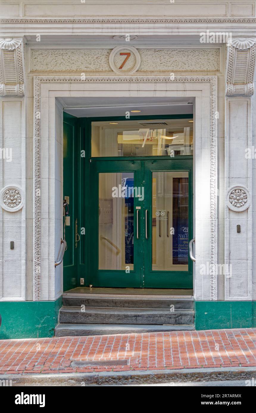 7 Water Street, noto anche come Winthrop Building, fu il primo edificio in acciaio di Boston. E' rivestito in mattoni e terracotta sopra una base di ghisa a due piani. Foto Stock
