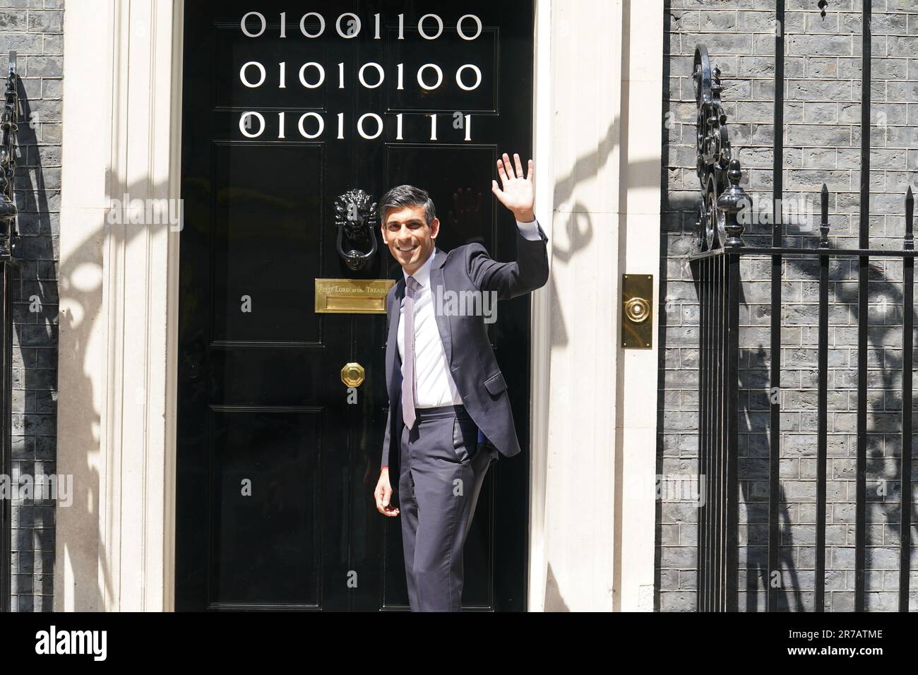 Il primo ministro Rishi Sunak si trova all'ingresso di 10 Downing Street, Londra, mentre i numeri attaccati alla porta spiegano la "London Tech Week" in codice binario, davanti a un ricevimento in giardino per la London Tech Week. Il codice binario è una forma di linguaggio di codifica che utilizza solo due simboli, '0' e '1', per trasmettere e memorizzare le informazioni. Data immagine: Mercoledì 14 giugno 2023. Foto Stock