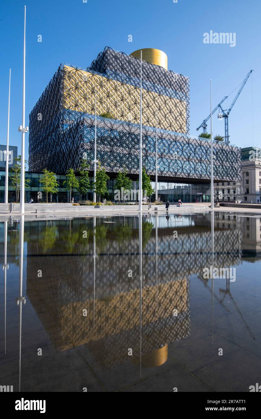 Riflessioni in Centenary Square a Birmingham City, West Midlands Inghilterra Regno Unito Foto Stock