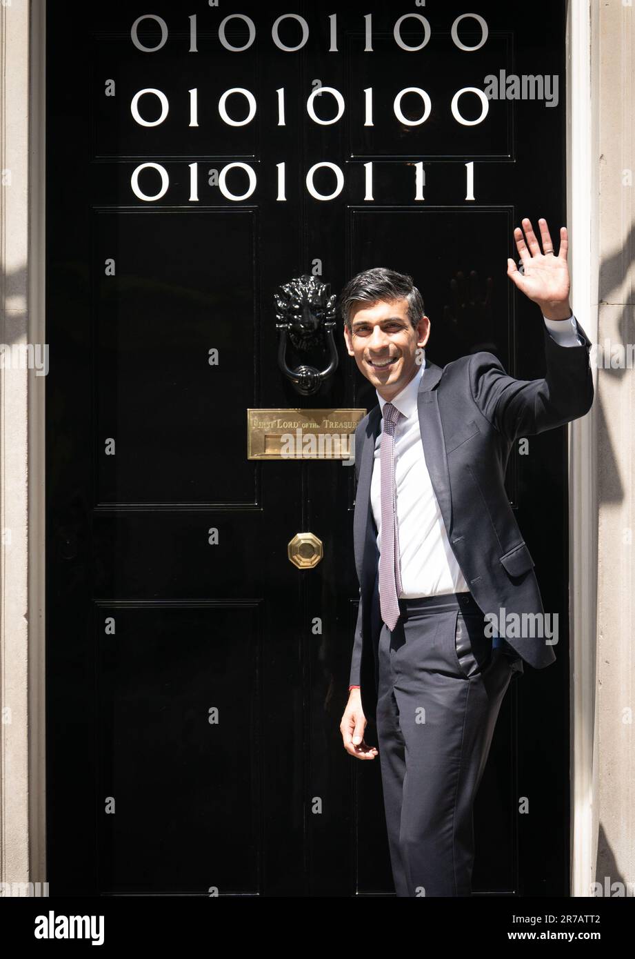 Il primo ministro Rishi Sunak si trova all'ingresso di 10 Downing Street, Londra, mentre i numeri attaccati alla porta spiegano la "London Tech Week" in codice binario, davanti a un ricevimento in giardino per la London Tech Week. Il codice binario è una forma di linguaggio di codifica che utilizza solo due simboli, '0' e '1', per trasmettere e memorizzare le informazioni. Data immagine: Mercoledì 14 giugno 2023. Foto Stock