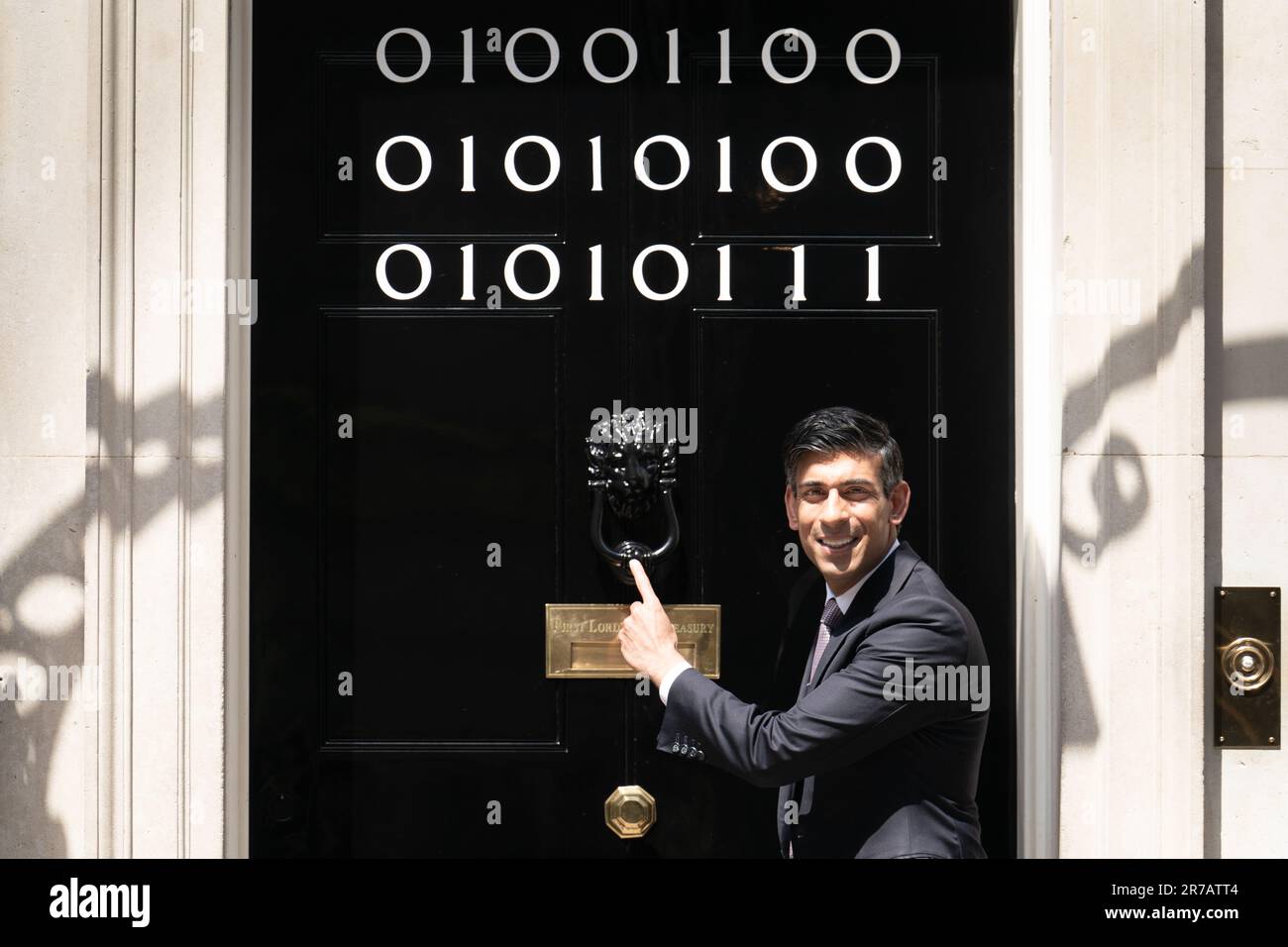 Il primo ministro Rishi Sunak si trova all'ingresso di 10 Downing Street, Londra, mentre i numeri attaccati alla porta spiegano la "London Tech Week" in codice binario, davanti a un ricevimento in giardino per la London Tech Week. Il codice binario è una forma di linguaggio di codifica che utilizza solo due simboli, '0' e '1', per trasmettere e memorizzare le informazioni. Data immagine: Mercoledì 14 giugno 2023. Foto Stock
