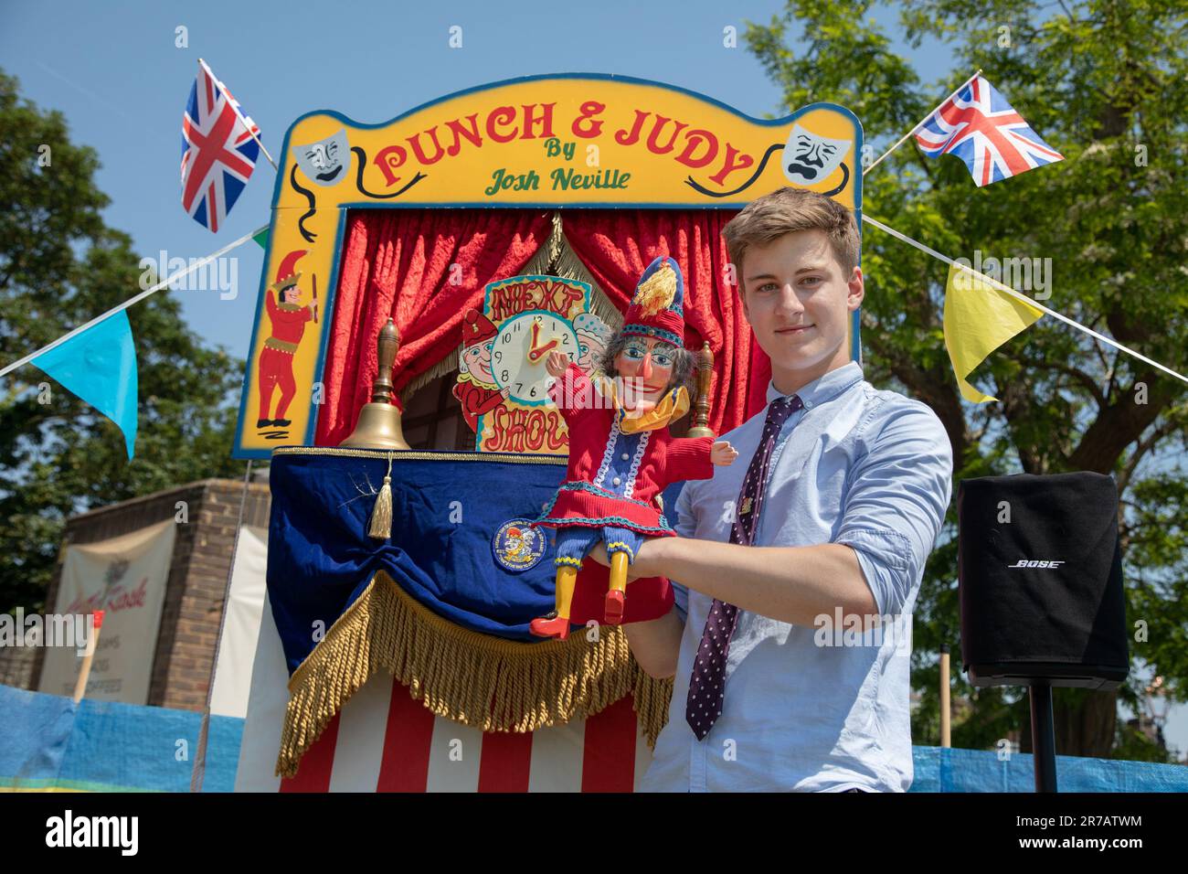 Josh Neville, 15 anni, è il più giovane membro a pieno titolo della Punch & Judy Society of England e nei mesi estivi esegue i suoi spettacoli nella maggior parte dei fine settimana. Foto Stock