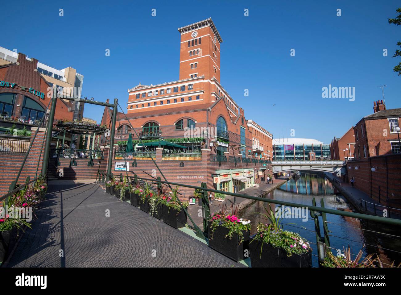Estiva soleggiata giornata al posto Danielle in Birmingham West Midlands England Regno Unito Foto Stock