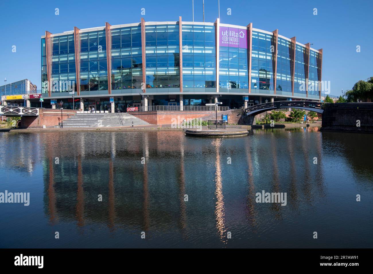 Arena di Birmingham si riflette nel canal, Birmingham City West Midlands England Regno Unito Foto Stock
