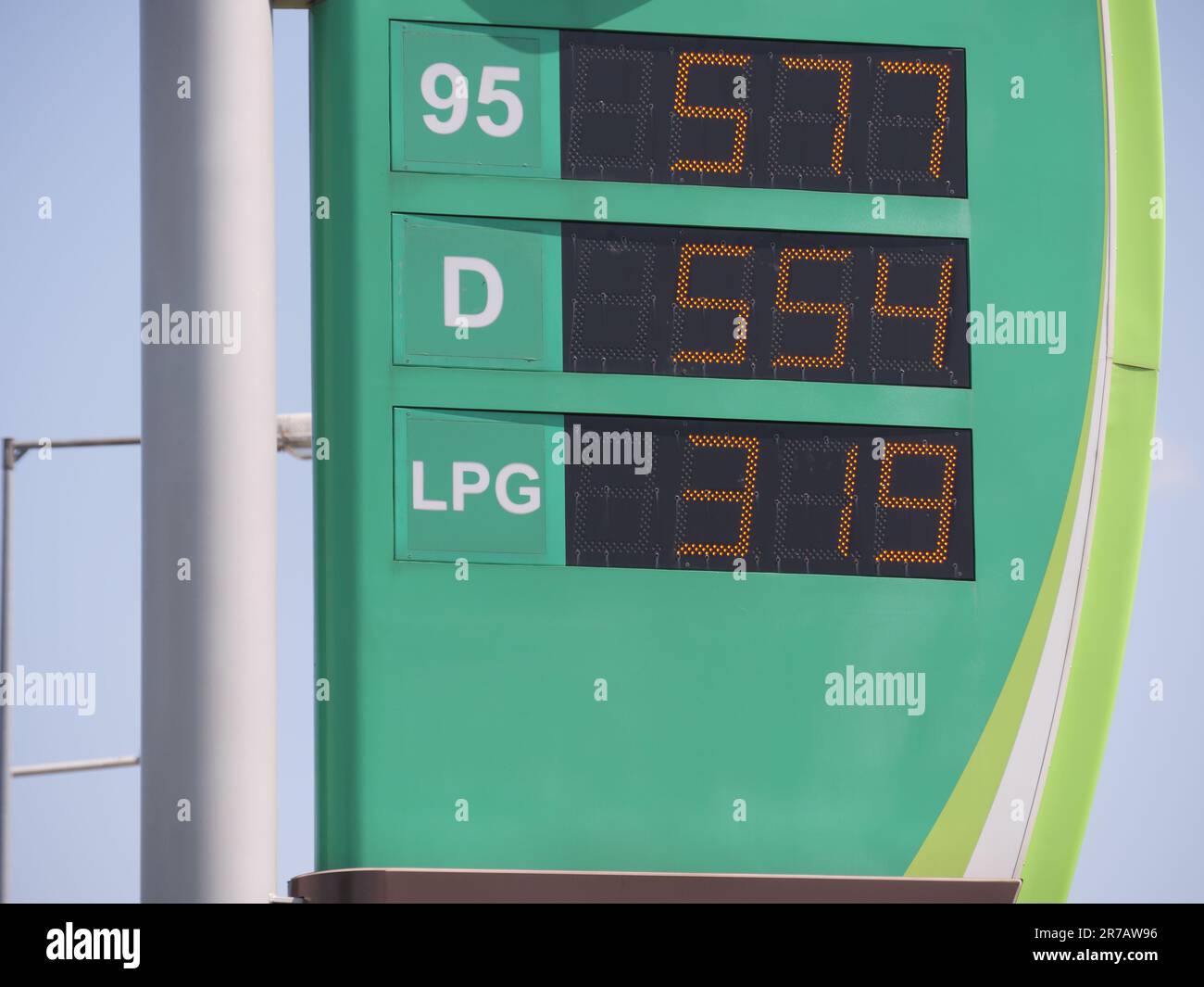 Listino prezzi stazione di benzina ungherese con indicazione dei prezzi della benzina a 95 ottani, del gasolio e del gas GPL nelle forint ungheresi. Foto Stock