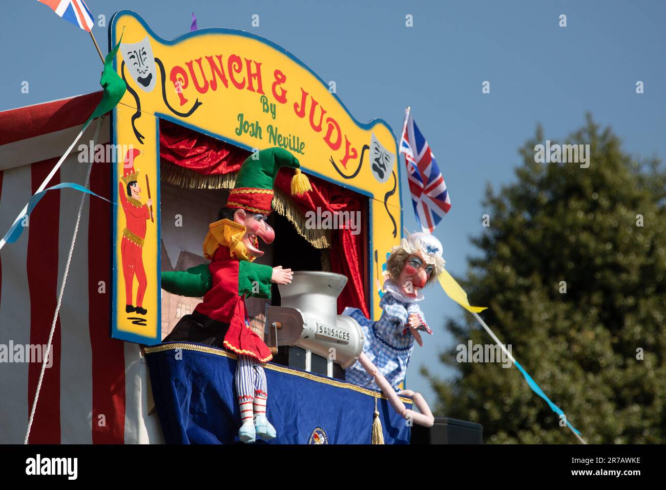 Josh Neville, 15 anni, è il più giovane membro a pieno titolo della Punch & Judy Society of England e nei mesi estivi esegue i suoi spettacoli nella maggior parte dei fine settimana. Foto Stock