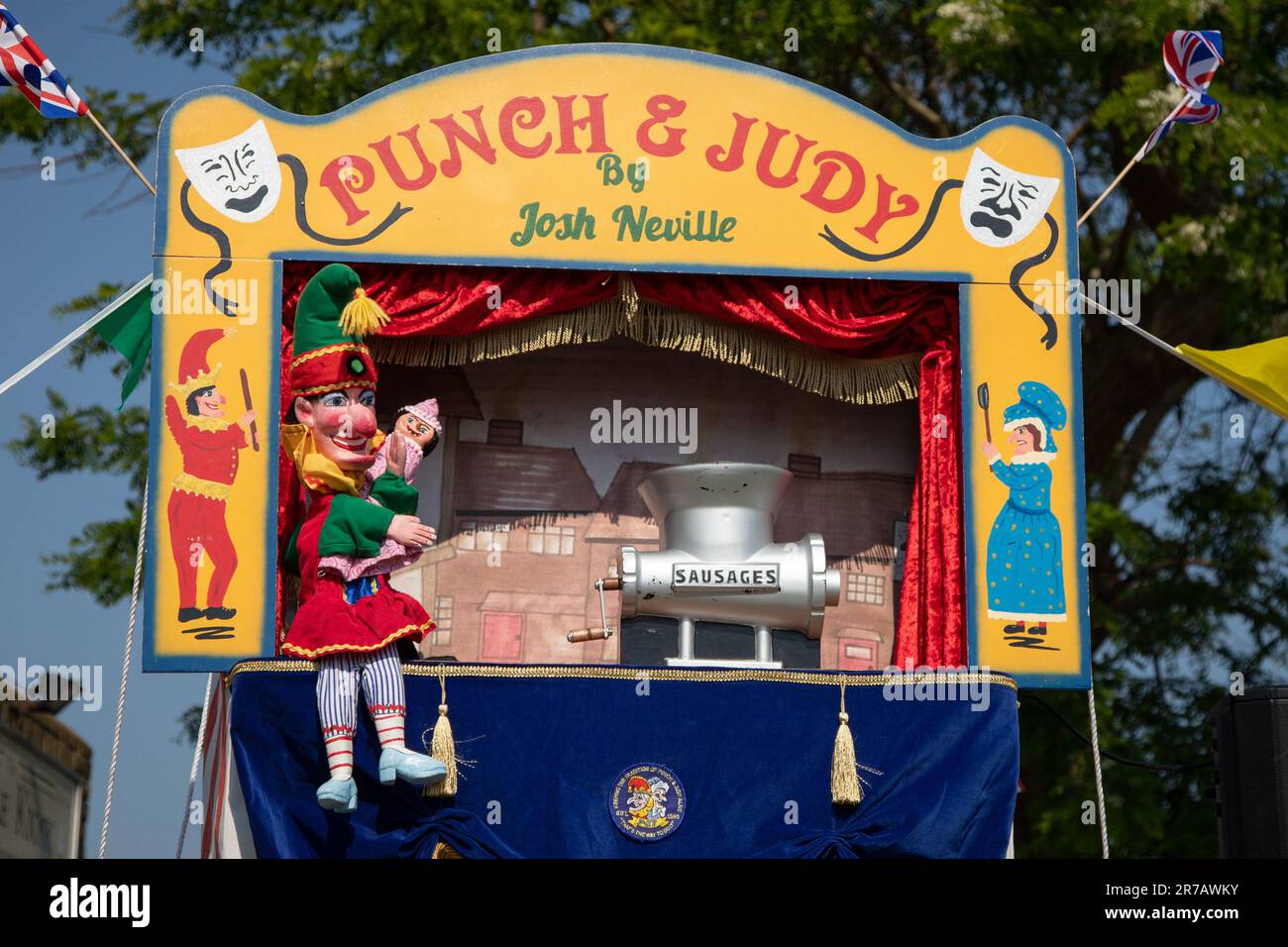 Josh Neville, 15 anni, è il più giovane membro a pieno titolo della Punch & Judy Society of England e nei mesi estivi esegue i suoi spettacoli nella maggior parte dei fine settimana. Foto Stock