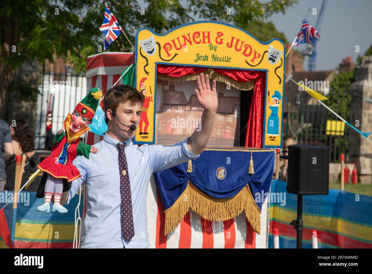 Josh Neville, 15 anni, è il più giovane membro a pieno titolo della Punch & Judy Society of England e nei mesi estivi esegue i suoi spettacoli nella maggior parte dei fine settimana. Foto Stock