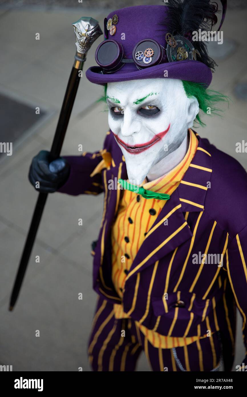 HARROGATE, REGNO UNITO - 3 GIUGNO 2023. Un cosprayer maschile vestito come il joker dai film batman con maschera Foto Stock
