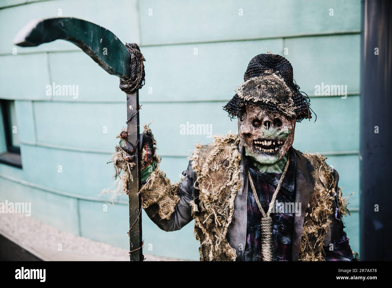 HARROGATE, REGNO UNITO - 3 GIUGNO 2023. Un cosplayer maschile vestito come spaventoso spaventoso scarabeo o creatura con un sythe in un comico britannico Foto Stock