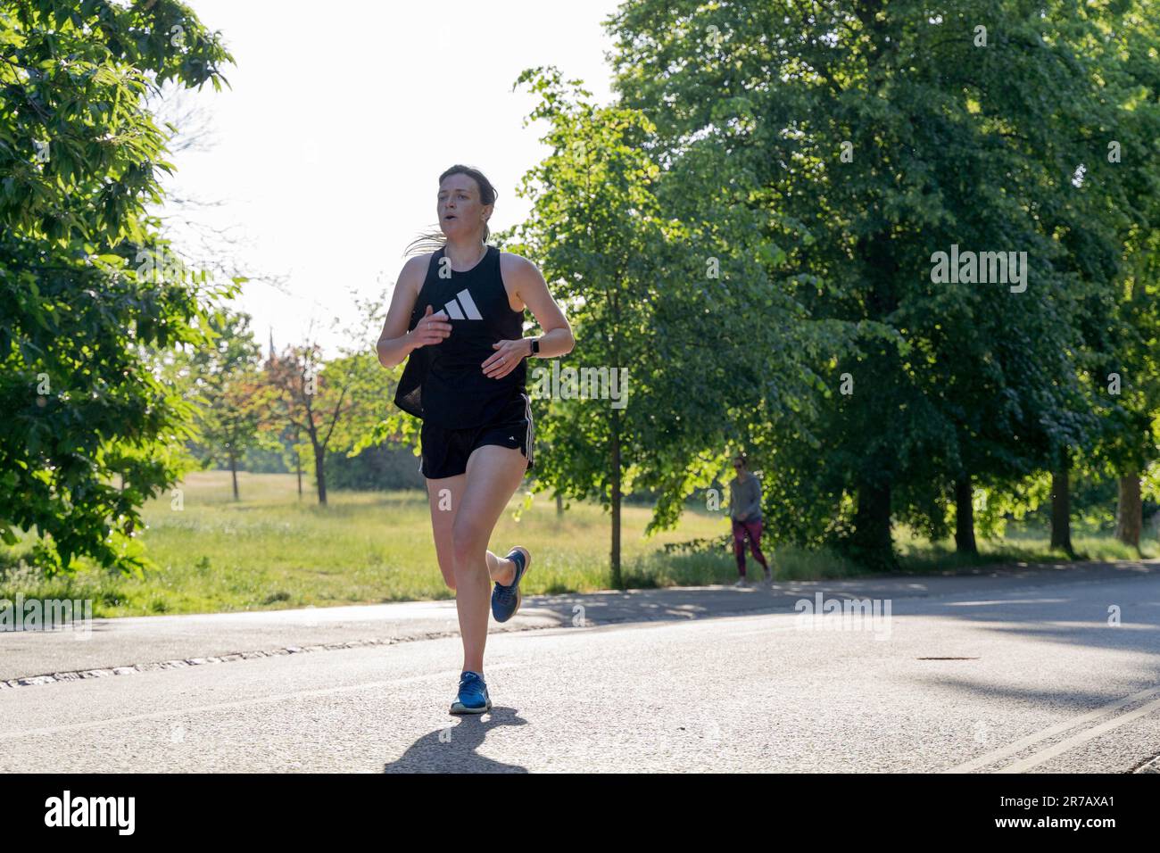 Londra Regno Unito. 13 giugno 2023. Donna che corre in collina in una soleggiata giornata estiva al Greenwich Park, Londra Inghilterra. Credito: Glosszoom/Alamy Live News Foto Stock