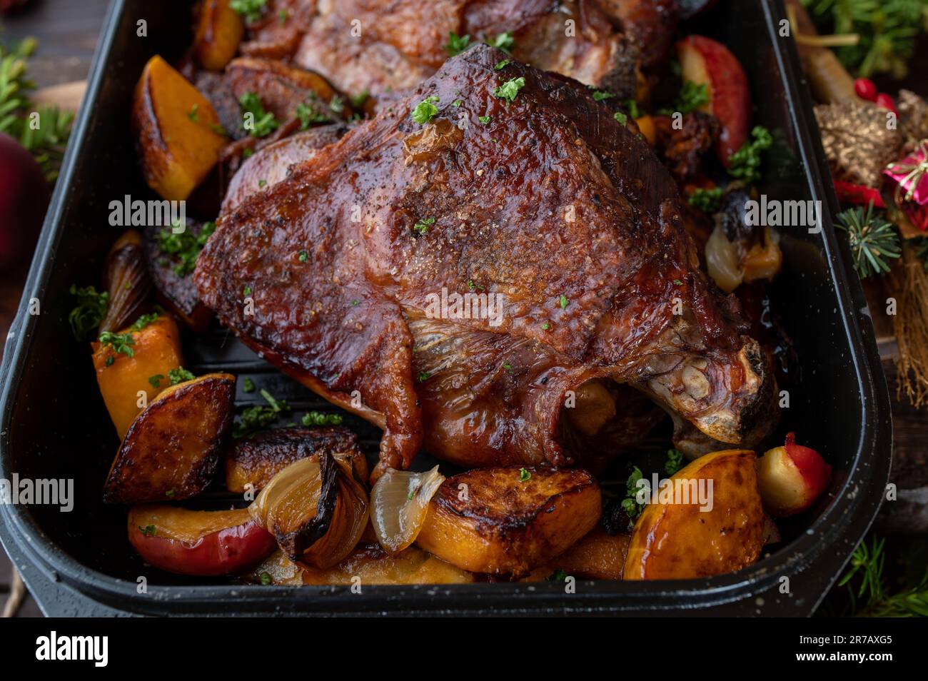 Piatto di pollo di Natale con tacchino arrosto al forno, zucca di butternut, mele e cipolle Foto Stock