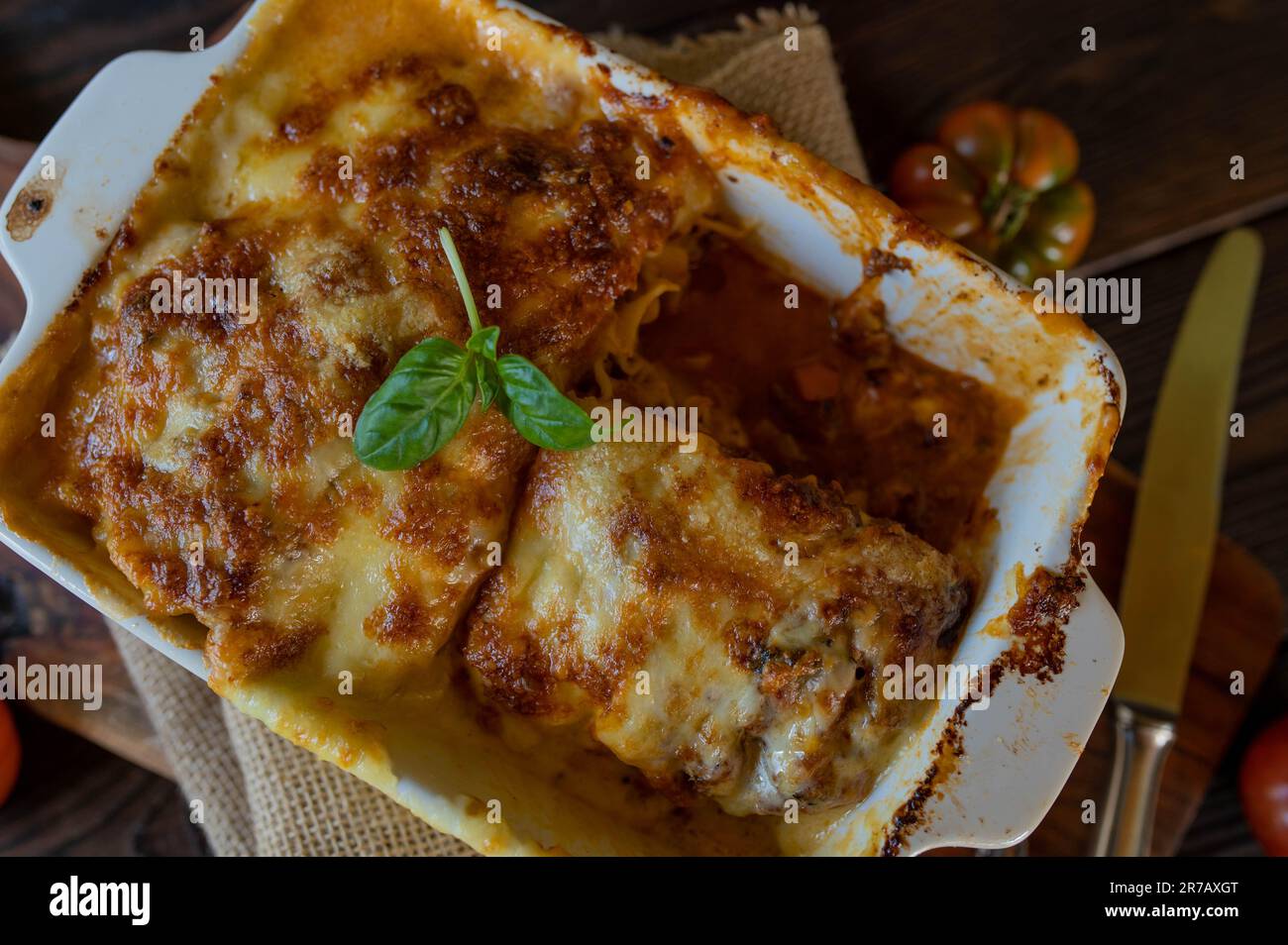 Casseruola di spaghetti con salsa di carne e condimento al formaggio Foto Stock