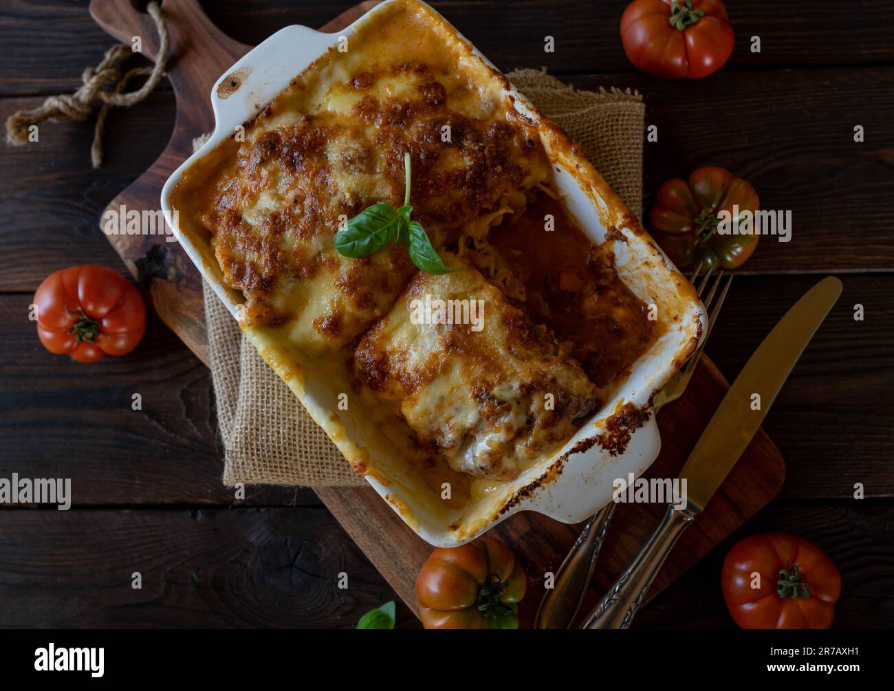 Casseruola di spaghetti con salsa di carne e condimento al formaggio Foto Stock