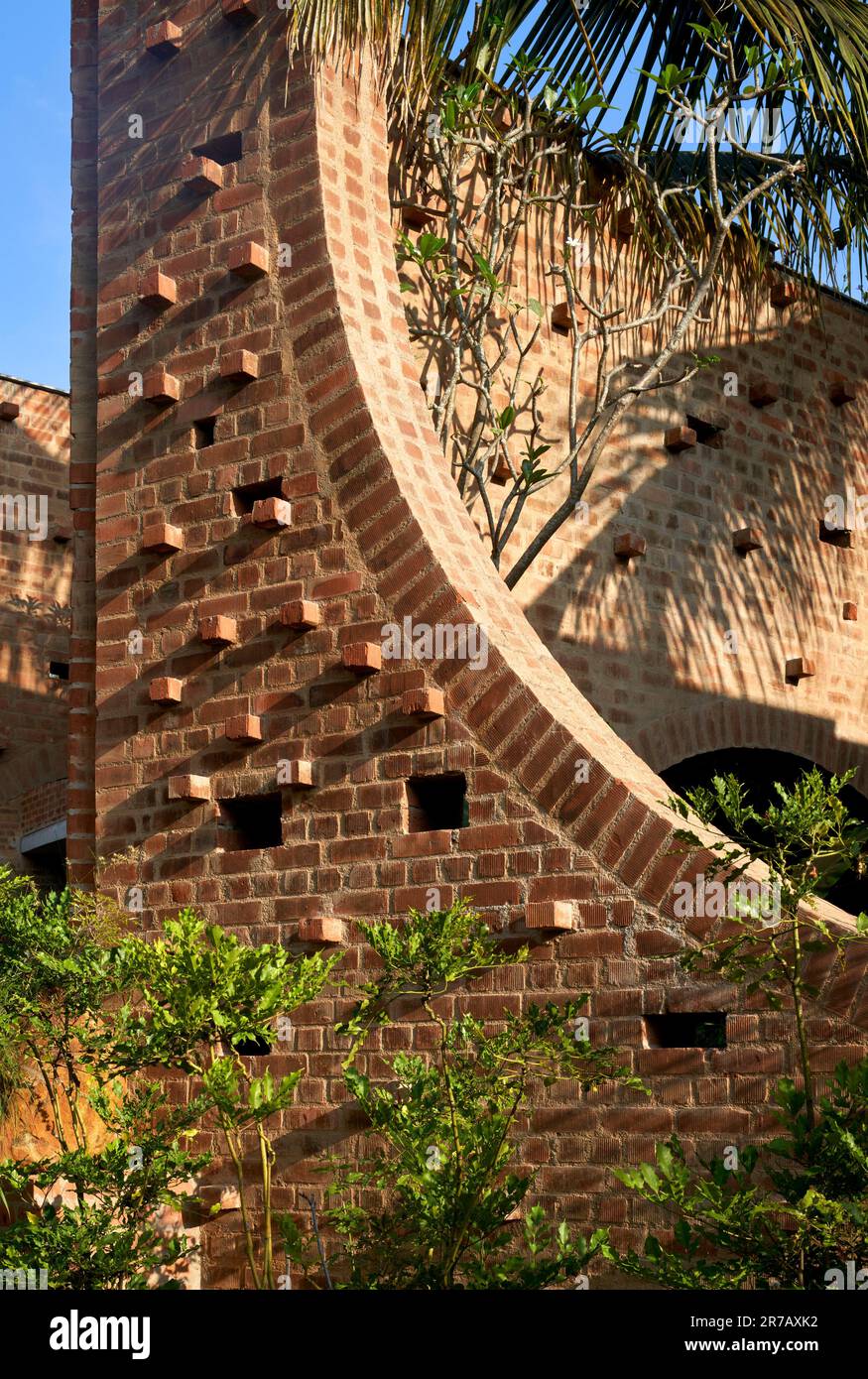 Vista pomeridiana. Rovine subteraniche, Kaggalipura, Bangalore, India. Architetto: A Threshold Architects, 2023. Foto Stock