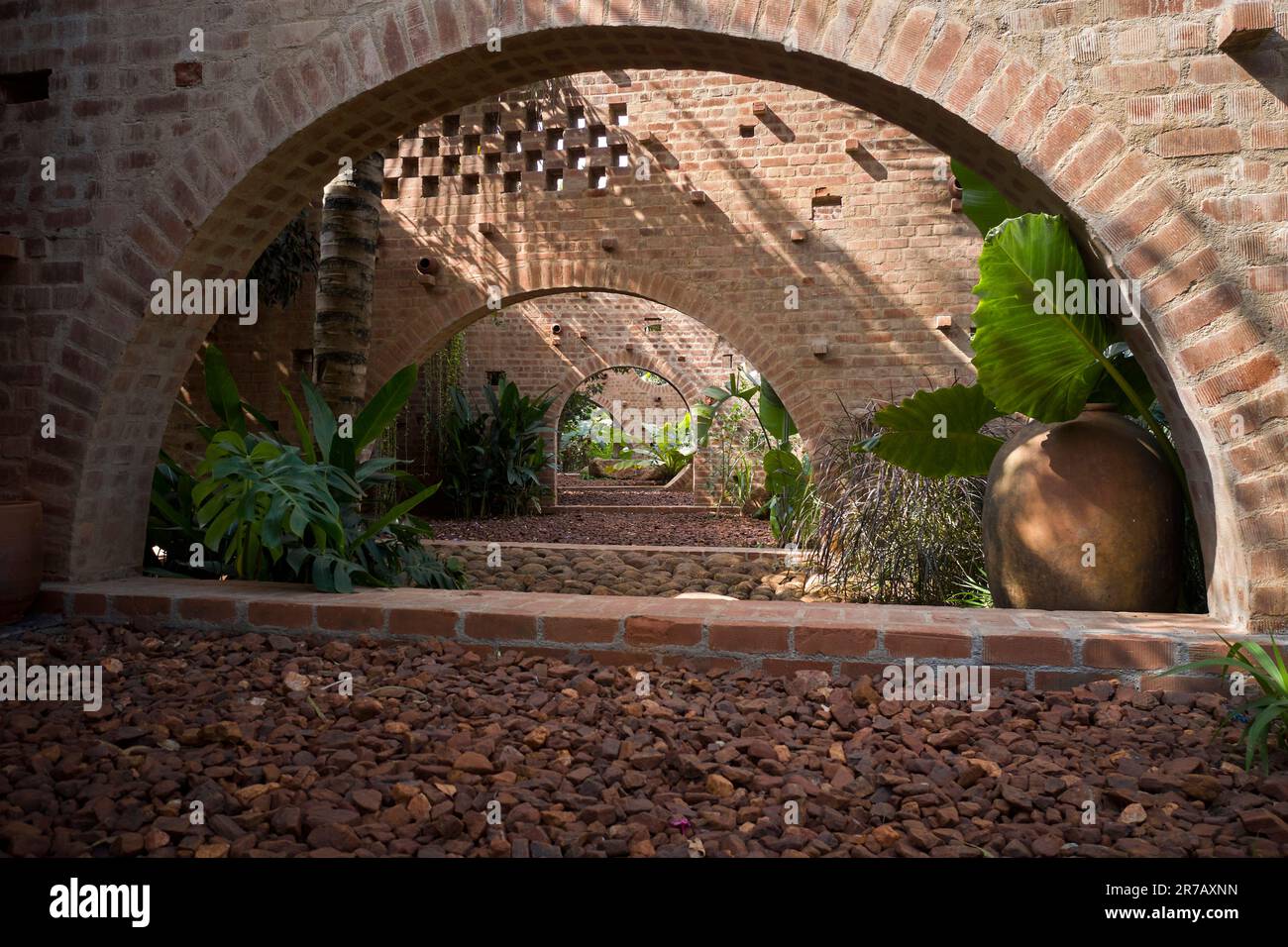 Vista pomeridiana attraverso gli archi. Rovine subteraniche, Kaggalipura, Bangalore, India. Architetto: A Threshold Architects, 2023. Foto Stock