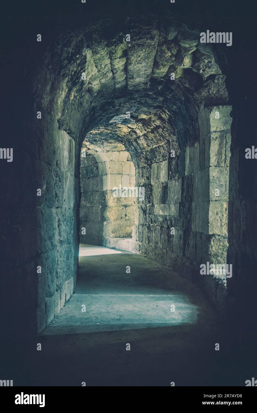 interno di un antico castello, corridoio e finestre Foto Stock