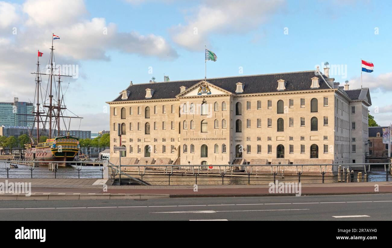 Amsterdam, Paesi Bassi - 17 maggio 2018: Nave alta e edificio del Museo Marittimo Nazionale nella capitale Olanda. Foto Stock