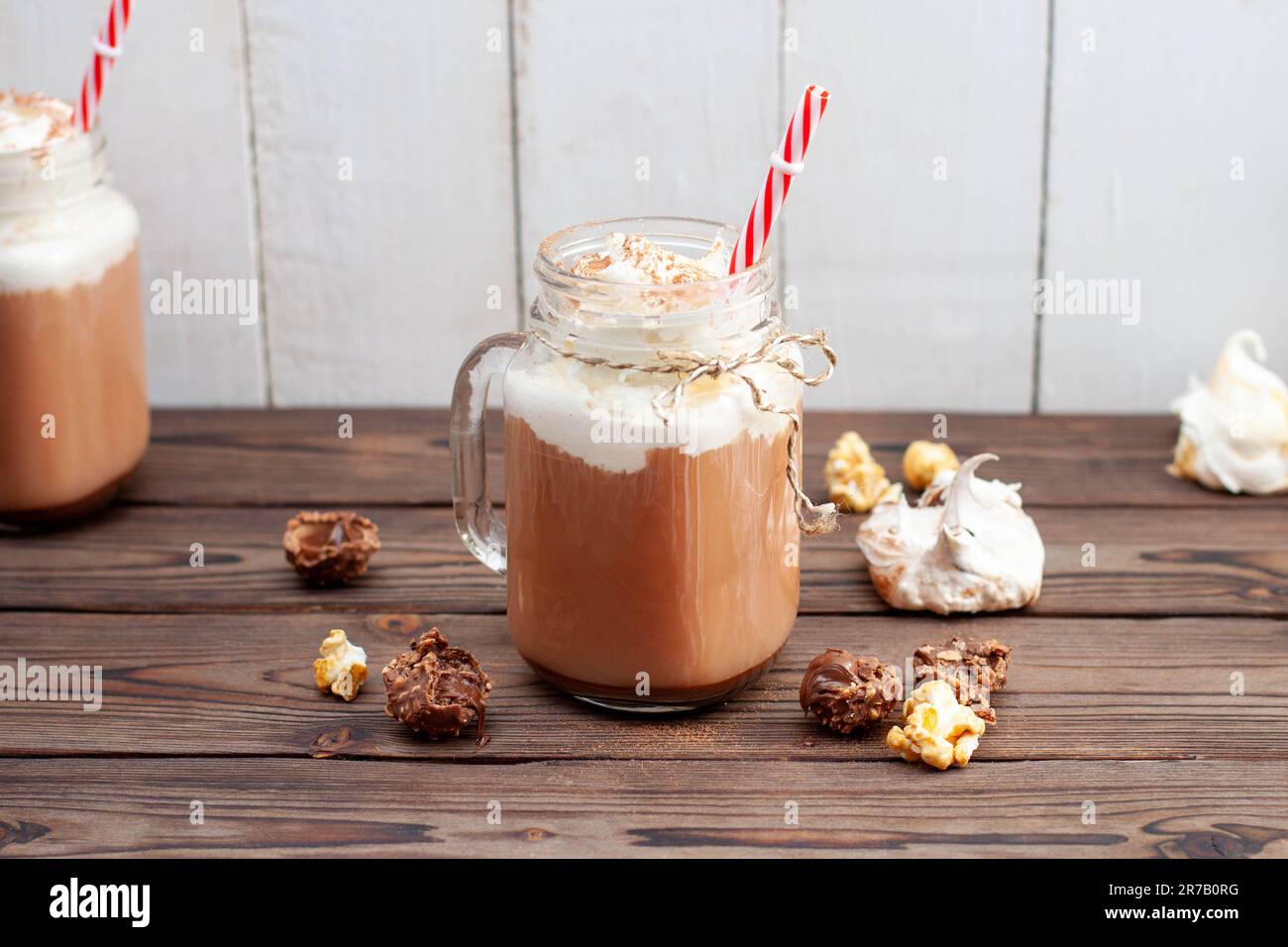 Cioccolata calda con panna montata, meringhe, tartufi al cioccolato. Drink di benvenuto per le fredde serate autunnali o invernali Foto Stock