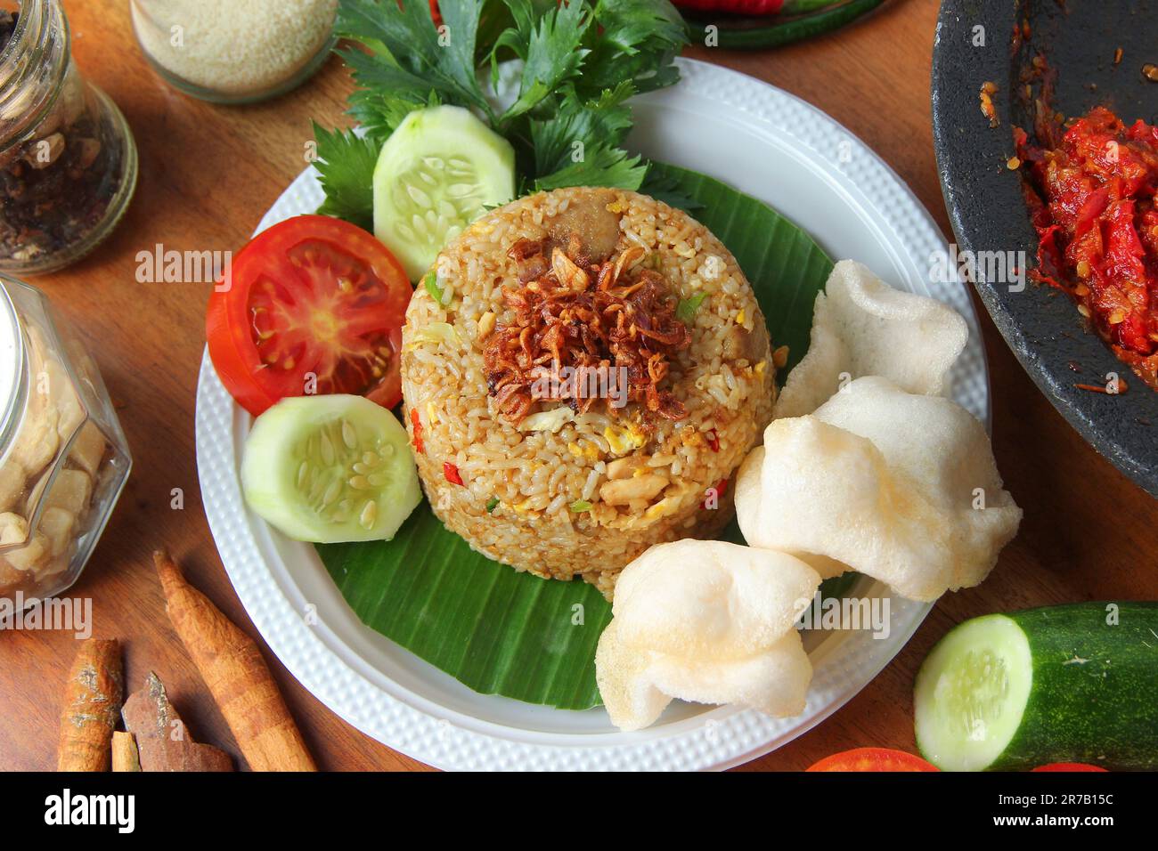 Pollo con riso fritto, polpette di carne, uovo, peperoncino. Gamberi fritti speziati crisp.delicious fotografie. Cibo indonesiano culinary.fried foto degli ingredienti di riso Foto Stock