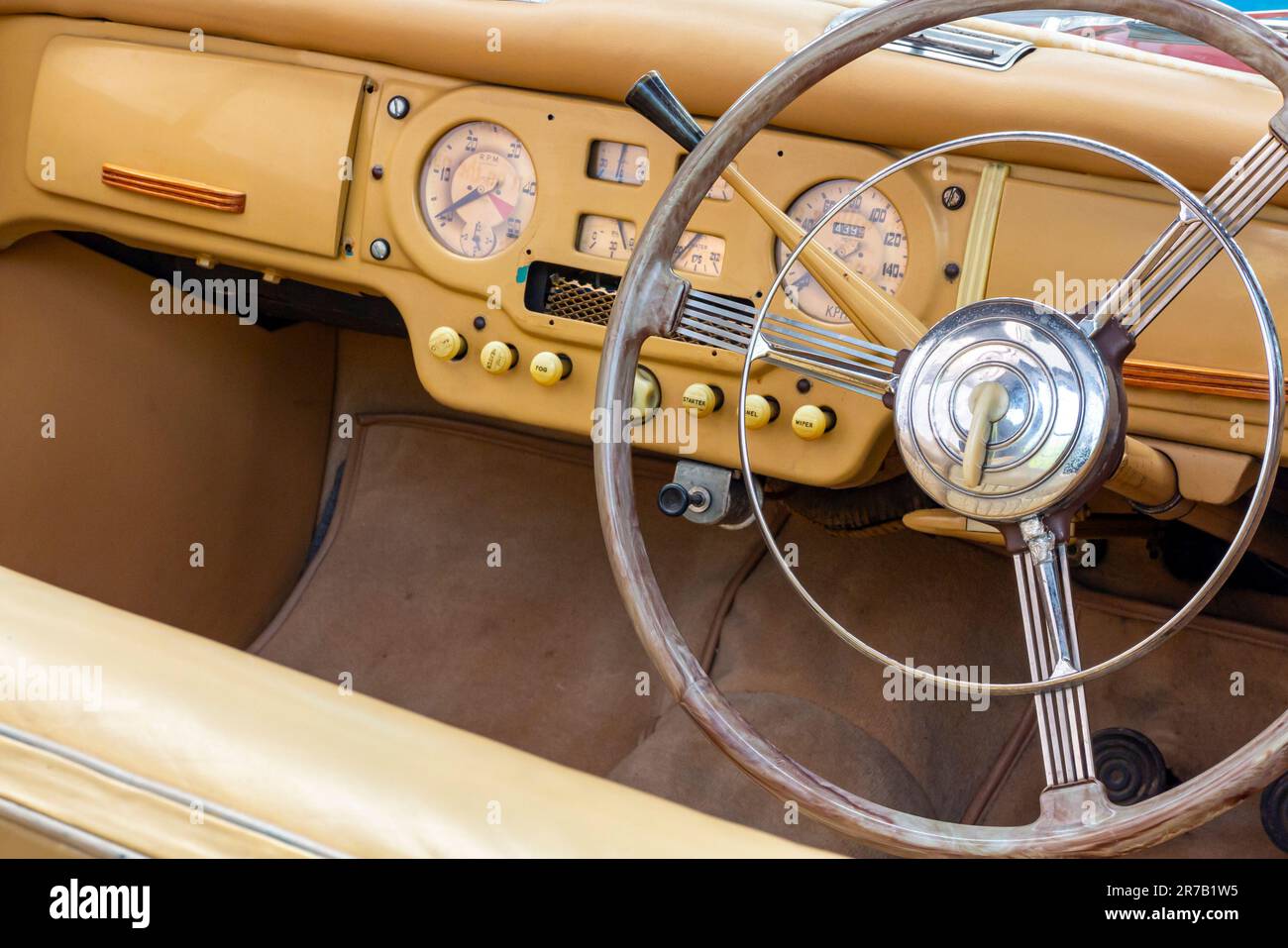 Dettaglio degli interni di una Austin A90 Atlantic convertibile un'auto britannica costruita dalla Austin dal 1949 al 1952. Foto Stock