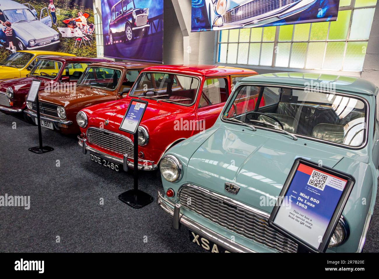 Mini auto in mostra al Great British Car Journey, un museo e attrazione turistica ad Ambergate Derbyshire, Inghilterra, Regno Unito. Foto Stock