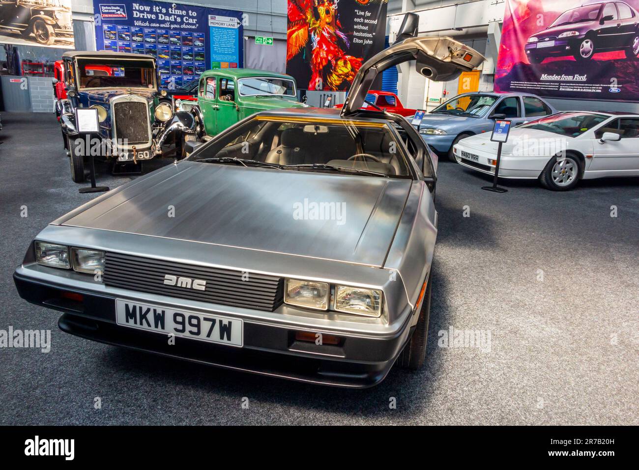 DMC DeLorean Among Cars in mostra al Great British Car Journey, un museo e attrazione turistica ad Ambergate Derbyshire Inghilterra Regno Unito. Foto Stock