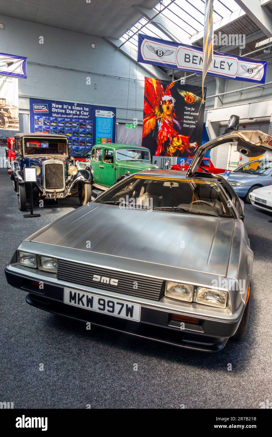 DMC DeLorean Among Cars in mostra al Great British Car Journey, un museo e attrazione turistica ad Ambergate Derbyshire Inghilterra Regno Unito. Foto Stock