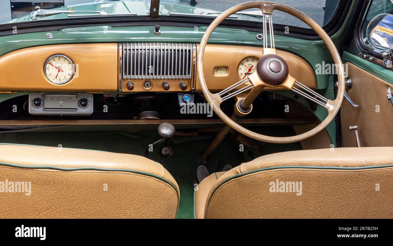 Volante e comandi di un'auto con guida a destra 1950s con parte superiore aperta. Foto Stock