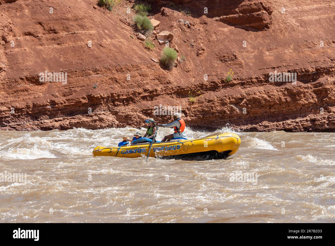Una famiglia di corse miste in una zattera gonfiabile in White's Rapid sul fiume Colorado ad alta quota. Moab, Utah. Foto Stock