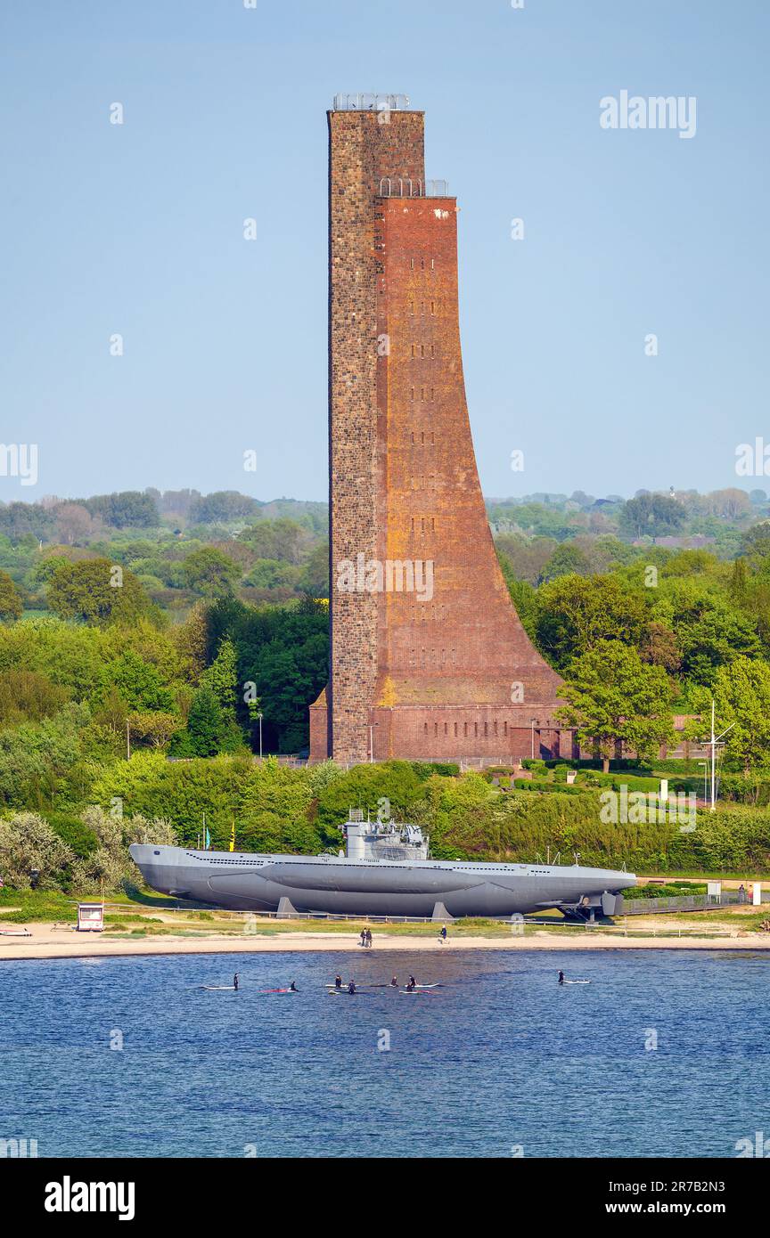 Il Laboe Naval Memorial a Laboe, vicino Kiel, nello Schleswig-Holstein, in Germania, e il sottomarino U-995 WW2, che è ora un museo. Foto Stock
