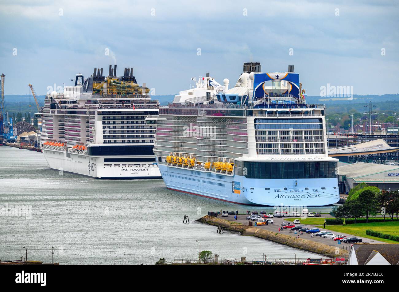 Le navi da crociera attraccavano a Southampton, il porto da crociera più trafficato del Regno Unito, il 2023 maggio. Foto Stock